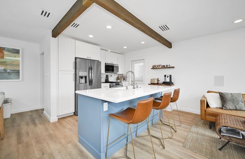 Old Towne House | SeaBreeze Bungalow 2 blocks from beach & steps to Main St.