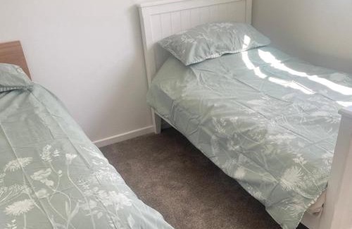 South Hayling House | Seabreeze bungalow a 2 min walk from the beach