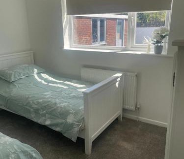 South Hayling House | Seabreeze bungalow a 2 min walk from the beach