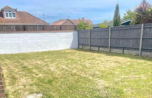 South Hayling House | Seabreeze bungalow a 2 min walk from the beach