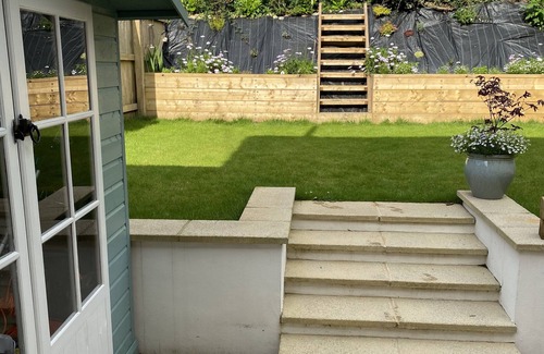 Lyme Regis House | Seabreeze- modern two bedroom house, parking, large garden, close to seafront