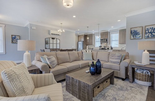 Seabrook House | Seabrook's Home Away From Home, enjoy peek-a-boo oceanviews!