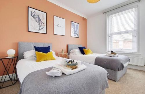 Bournemouth Apartment | SeaEsta Stays -Game Room&VR &EV point