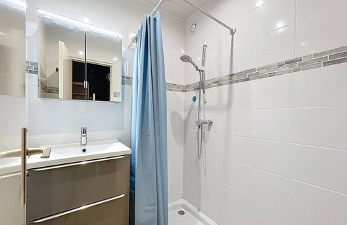 Carnon-Plage Apartment | Seafront studio cabin with parking and pets allowed