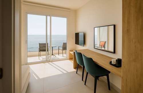 Aamchit Hotel | SeaRock Suites