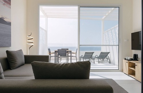 Aamchit Hotel | SeaRock Suites