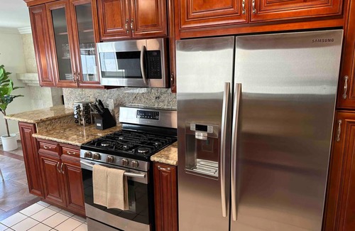 The Strand House | SEAS The DAY! FUN in the SUN W/OCEAN VIEWS Voted GUESTS FAVORITE TOP 5% -Airbnb