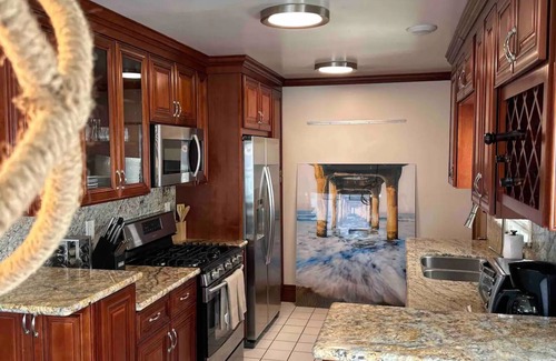 The Strand House | SEAS The DAY! FUN in the SUN W/OCEAN VIEWS Voted GUESTS FAVORITE TOP 5% -Airbnb