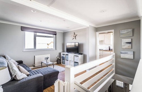 South Hayling House | Seascape - Beautiful Sea Views - Stylish 4 bedroom House at the Beach