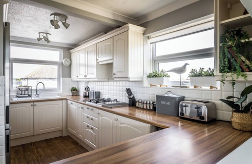 South Hayling House | Seascape - Beautiful Sea Views - Stylish 4 bedroom House at the Beach