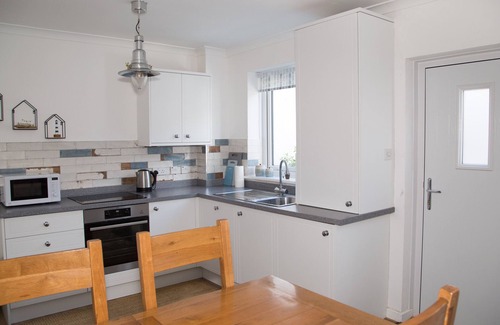Amble Cottage | SEASHELL COTTAGE, pet friendly, country holiday cottage in Amble
