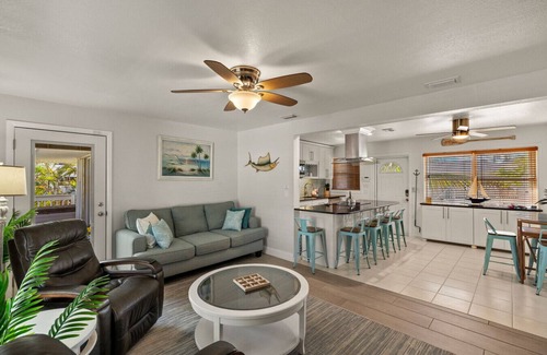 Mid Island House | Seashell Suites 2 - Steps to the Beach, Outdoor Shower, & More!