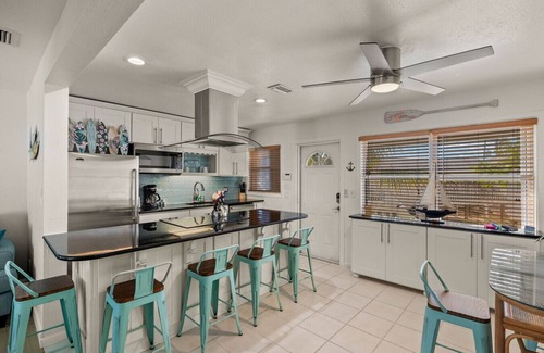 Mid Island House | Seashell Suites 2 - Steps to the Beach, Outdoor Shower, & More!