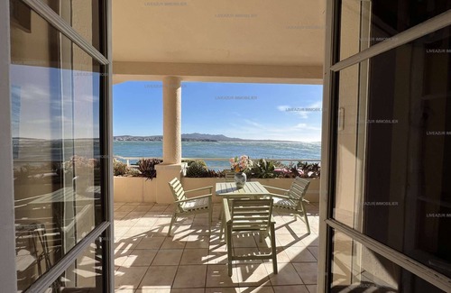 Sanary-sur-Mer Apartment | Seaside apartment within walking distance to the beach and port with sea view terrace for 5