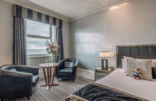 Westcliff-on-Sea Hotel | Seaside Bliss: Walk to Adventure Island & Beachfront Fun