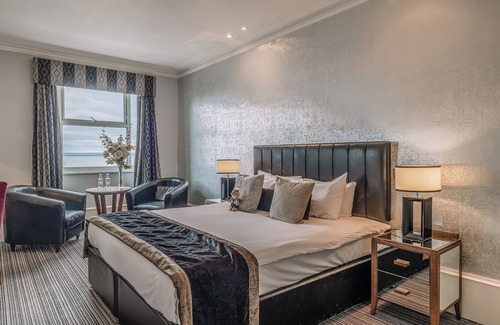 Westcliff-on-Sea Hotel | Seaside Bliss: Walk to Adventure Island & Beachfront Fun
