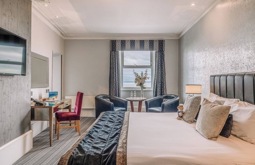 Westcliff-on-Sea Hotel | Seaside Bliss: Walk to Adventure Island & Beachfront Fun