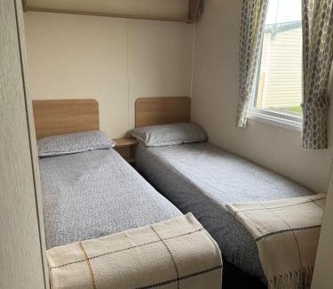 Rhyl House | Seaside Charm Cabin Retreat in Rhyl