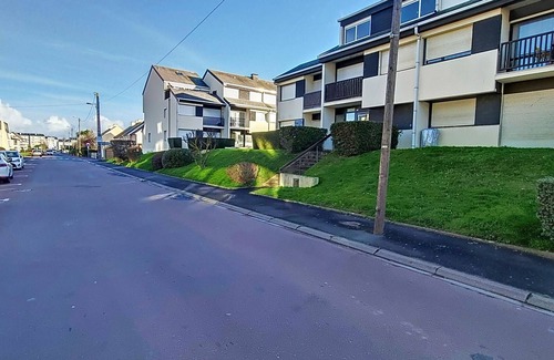 Courseulles-sur-Mer Apartment | Seaside Duplex Apartment for 8 with Balcony and Parking