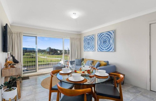 Towradgi Apartment | Seaside Escape - Stunning Vistas over Towradgi Beach