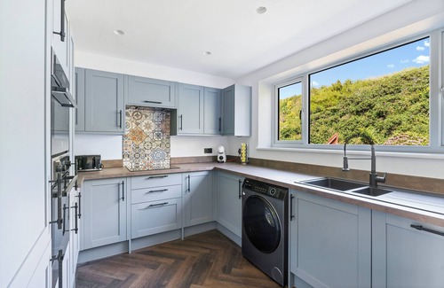 Seaford Apartment | Seaside Escape: Warm & Cosy Winter Getaway by the Sea