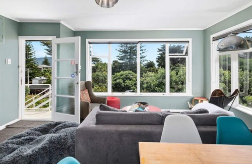 Waikanae Cottage | Seaside House - Waikanae Beach Bach