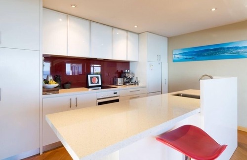 Britannia Heights House | Seaside Manor - Harbour Views, Nelson Waterfront!