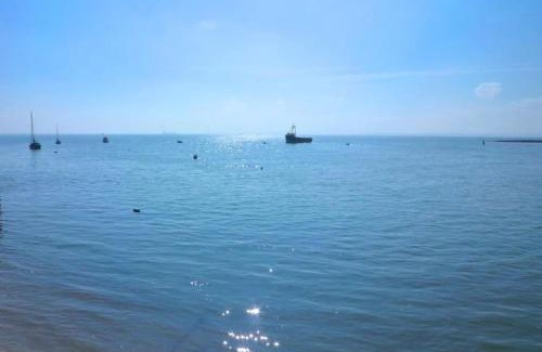 Leigh-on-Sea Apartment | Seaside private garden