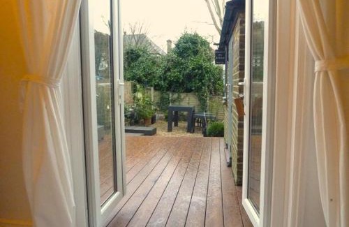 Leigh-on-Sea Apartment | Seaside private garden