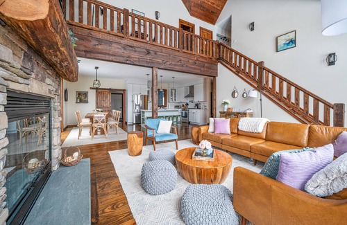 Windham House | Seasonal Pool Plus Hot Tub & EV Charger 5 mins to Skiing at Windham Mountain