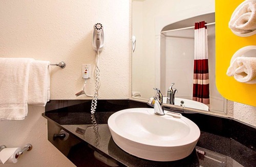 Traverse City Hotel | Seasons Inn Traverse City