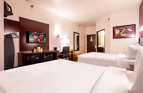 Traverse City Hotel | Seasons Inn Traverse City