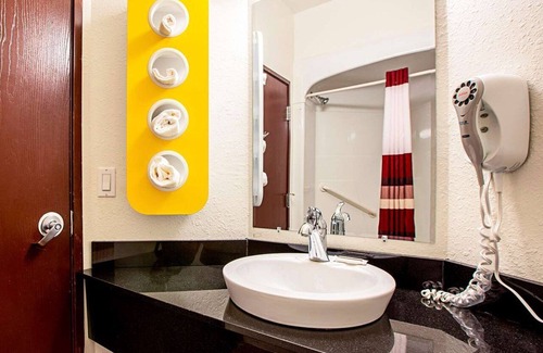 Traverse City Hotel | Seasons Inn Traverse City