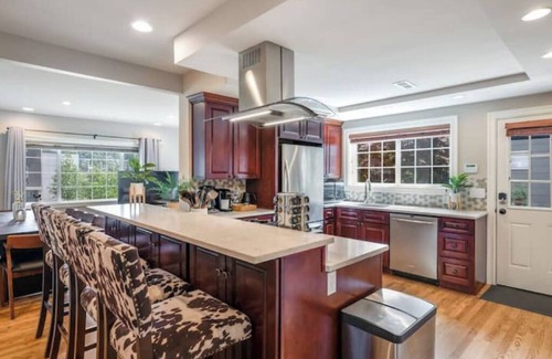 Southeast Magnolia House | Seattle/Gorgeous 4 BR Home/Free Parkingn
