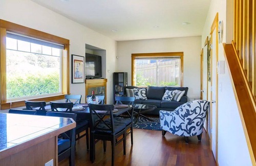 Madrona House | Seattle Vacation Home: The Chalet - Modern 2 bed craftsman, great location