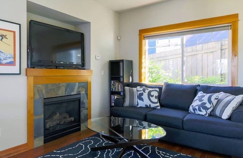Madrona House | Seattle Vacation Home: The Chalet - Modern 2 bed craftsman, great location