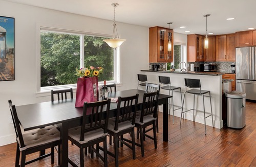 Mann House | Seattle Vacation Home: The Depot