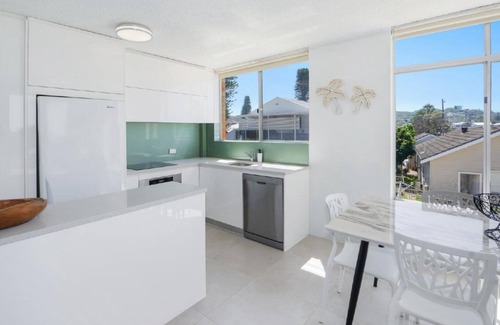 Avoca Beach Apartment | Seaview 1 Fabulous Views & Location