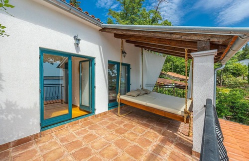 Jadranovo Villa | Seaview home with bubble bath
