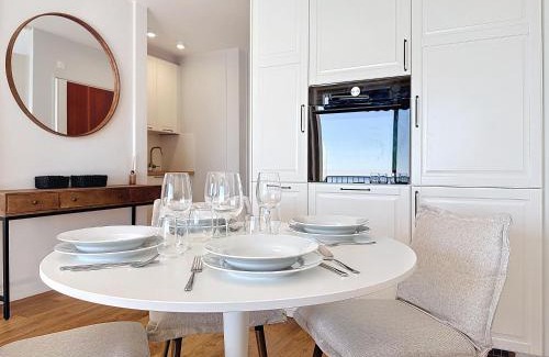 Fabron Apartment | Seaview Promenade des Anglais 2brs apartment Parking cars 1800 kg max