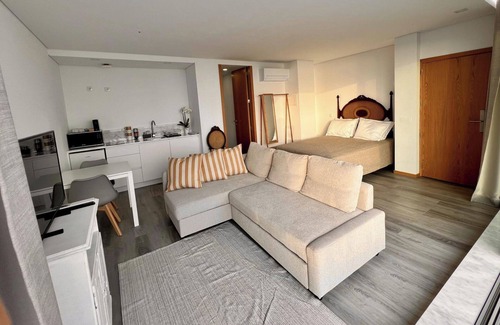 A Ver-o-Mar Apartment | Seaview Studio Sleeps 4, Patio, Free Parking, Tv