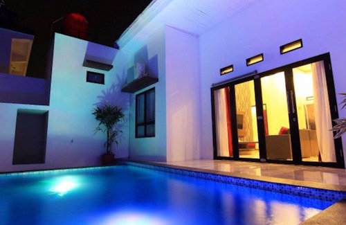 Country Club Section Villa | Secluded and Modern Lux Miami Villa w/Waterfall Pool