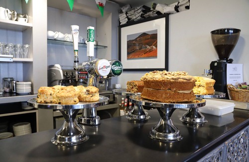 Llithfaen Apartment | Secluded and tranquil retreat between mountain and sean Encil diarffordd, tawel