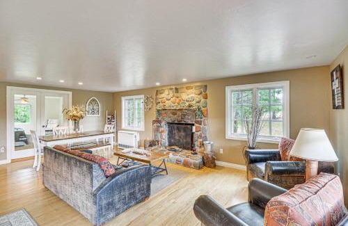 Bigfork House | Secluded Bigfork Cabin with Yard and Fire Pit!