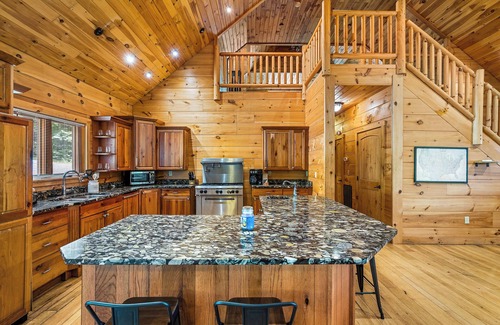 Black Mountain Cabin | Secluded Cabin ~ 2 Mi DT BMtn ~ 20 Mi DT AVL ~ 5 Acre ~ W/Hotub & Cinema