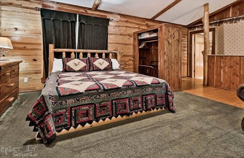 Sylvan Shores Cabin | Secluded Cabin in the woods Wifi Jacuzzi Fireplace