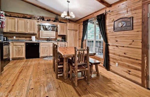 Sylvan Shores Cabin | Secluded Cabin in the woods Wifi Jacuzzi Fireplace