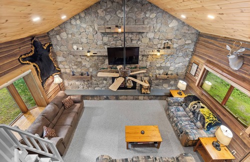 Avoca Cabin | Secluded cabin on creek-Hiking, Fire Pit, Large Yard, Pet Friendly!