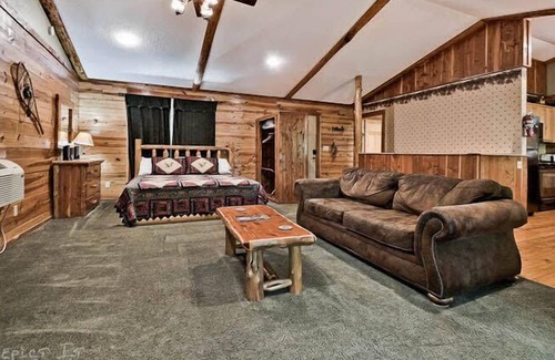 Sylvan Shores Cabin | Secluded Cabin with fireplace near Beaver lake