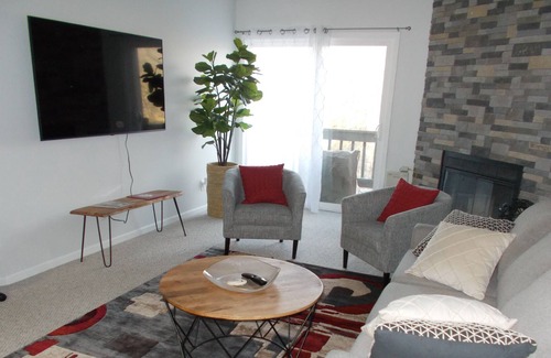 Avoca Condo | Secluded Contemporary Lakefront Condo